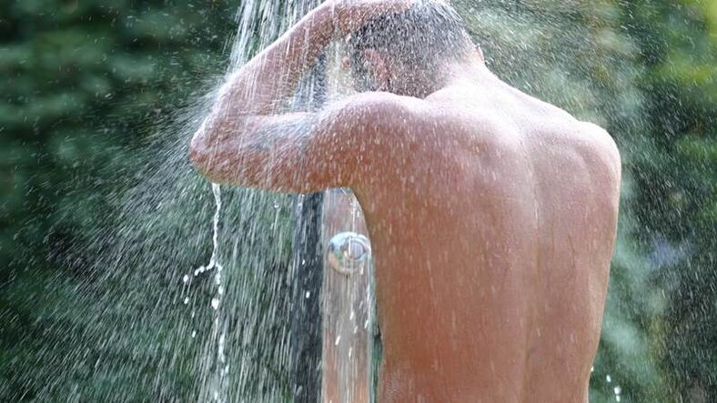 콘트라스트 샤워는 남자가 기운을 북돋우고 힘을 증가시키는 데 도움이 됩니다. 